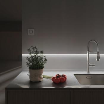 moderne Lichtakzente an Wand und Decke